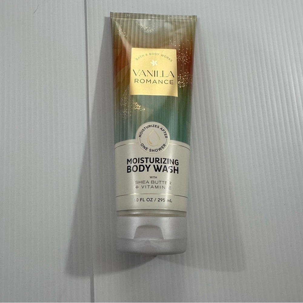 NWT Bath & Body Works Vanilla Romance Body Wash - Gold and White (10 ounces)